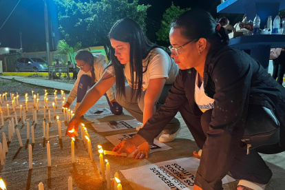 Los  familiares de privados de libertad en una manifestación este jueves, en las inmediaciones de la cárcel de Tocorón, en Tocorón (Venezuela).