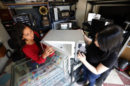 Al negocio de Daniela Yupangui le llegan más microondas para que los repare. El daño más frecuente es en el panel de control.