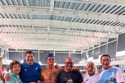 Parte de los nadadores del club guayaquileño que compitió en Argentina.