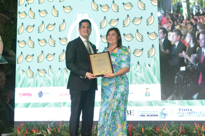 Entrega de placa reconocimiento Prefectura de el Oro. Karina torres vice prefecta El Oro a Jorge Encalada.