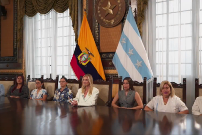 Ocho concejalas de Guayaquil aparecieron en un video.