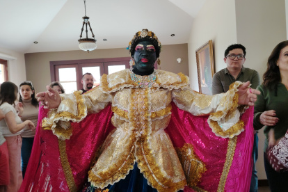 Desde muy temprano la Mama Negra inicia con su transformación de hombre a mujer.