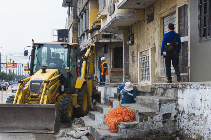 Los arreglos se realizan en la acera de la avenida Juan Tanca Marengo