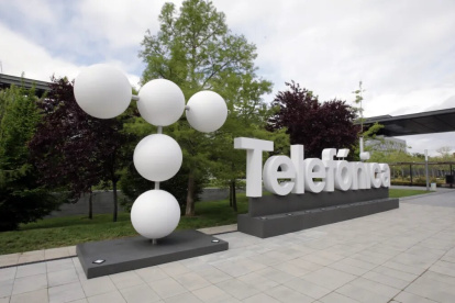Empresa. Uno de los edificios de Telefónica, donde se ve su logo.