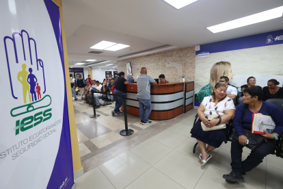 IESS. Afiliados realizan trámites en el Instituto Ecuatoriano de Seguridad Social.
