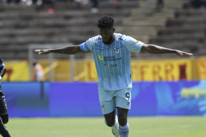 José Fajardo de Católica hizo dos goles ante Aucas.