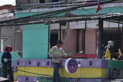Lo que quedó de los enseres y la estructura de la vivienda fueron recogidos en un camión