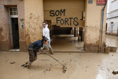 Labores de limpieza en una calle en Paiporta este sábado