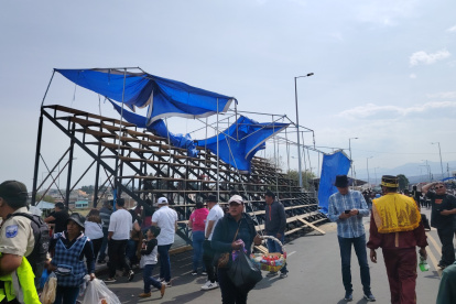 Las carpas afectadas se quedaron sin techo, los plásticos fueron rotos por el viento. 


AG-EXTERNOS