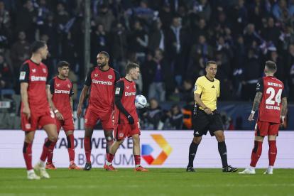 Desilusión en los rostros de Leverkusen tras ser empatados al final del partido por Bochum