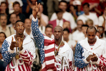 Momento exacto de la premiación de Barcelona 92’ en que Jordan tapa la marca de su chaqueta con la bandera en respeto a Nike, prendas que alcanzaron millones en subasta.