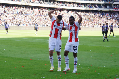 Álex Arce y Brian Ramírez festejando el gol del paraguayo.