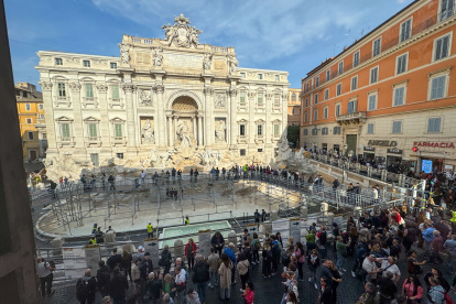 La Fontana de Trevi estrenó este sábado una pasarela que permite observar de cerca.