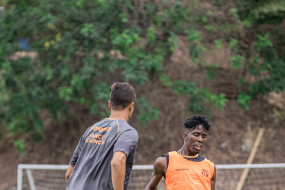 Adonis Preciado volvió a las prácticas de Barcelona y podría tener minutos ante Cumbayá en el Monumental