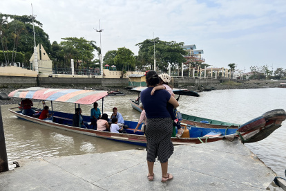 Samborondón. En las condiciones actuales de la obra, no puede funcionar como muelle. Por esa maleza los pescadores deben sacar sus canoas.