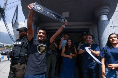 Richie levanta la cinta de apertura de la tienda ubicada en la Av. Amazonas y Río Cofanes, junto a la plaza de toros Quito.