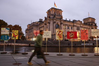 En Berlín se conmemoran 35 años de la caída del muro que dividía Alemania.