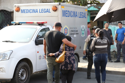 ARCHIVO. Familiares acuden a las instalaciones de Medicina Legal tras violento crimen.
