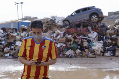 Un hincha del Valencia por las calles 10 días después del temporal.c