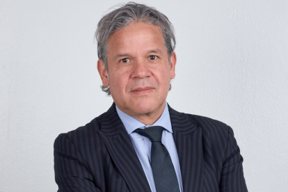 Es abogado de la Universidad Externa de Colombia. Es autor de libros sobre derecho de la competencia, gracias a la experticia que acumula sobre este tema desde hace tres décadas.