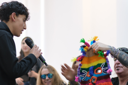 Txus (Jesús María Hernández) recibe una máscara de Diablo Uma de uno de sus fans en Quito.