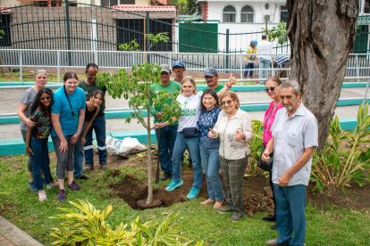 Miembros del tradicional barrio participaron en reciente siembra.