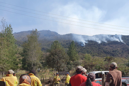 Panorámica de incendio forestal en Azuay, en sector Chaucha, Cuenca.