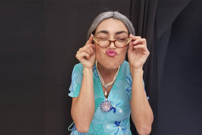 La actriz da vida a una graciosa adulta mayor en el monólogo La casa de la Cuca.