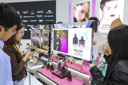 Feria. Personas que asistieron a la  Exposición Internacional de Importaciones (CIIE) en China.