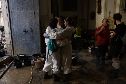 Voluntarios trabajan en la iglesia de San Jordi en Paiporta (València), este domingo.
