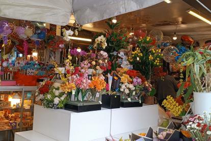 Alternativa. En los negocios se ha optado por iluminar con focos recargables.