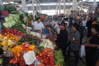 Mercado. Un grupo de personas realizan las compras de los alimentos.