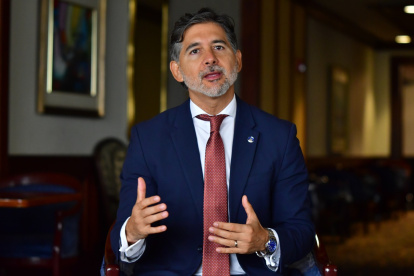 Entrevista Juan Izquierdo, abogado litigante, tiene una maestría en Derecho Constitucional.