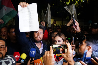 Jan Topic mostró a la prensa la denuncia que presentó contra el juez del TCE Ángel Torres.