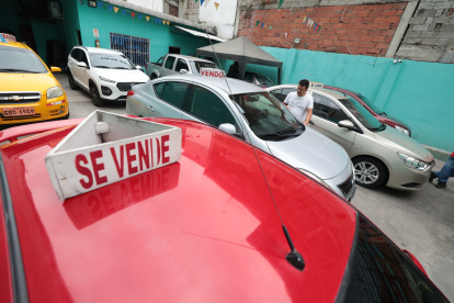 Guayaquil. Una persona ve un auto en un local de venta de carros usados, en la calle Seis de Marzo.