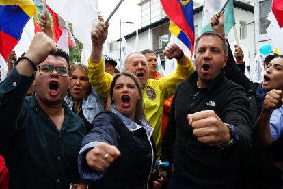 Guillermo Celi con simpatizantes afuera del TCE.