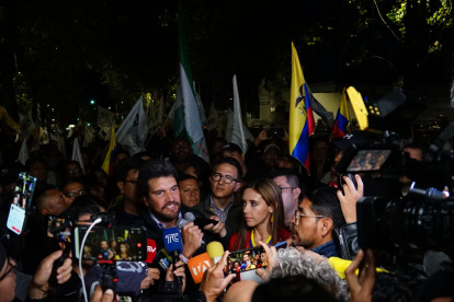 Jan Topic llegó este domingo hasta el TCE acompañado de simpatizantes.