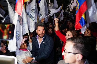 Jan Topic se presentó este domingo en las afueras del TCE para escuchar la resolución sobre su candidatura.