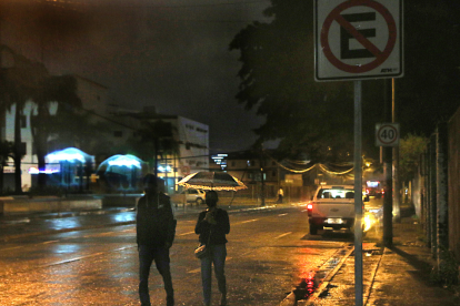 Varios sectores de Guayaquil permanecen a oscuras debido a las interrupciones en el servicio eléctrico.