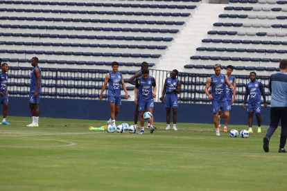 Ángel Mena (c), jugador que se despedirá de la selección en esta fecha FIFA, entreno la mañana de este lunes 11 de noviembre en el estadio Capwell.