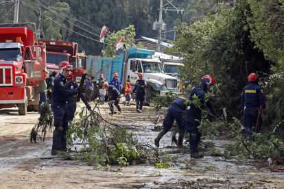 Trabajadores que recogen escombros tras afectaciones por la temporada de lluvias en Colombia.
