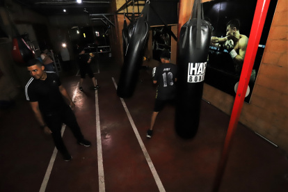 El entrenador da órdenes de la rutina y sus pupilos las siguen.