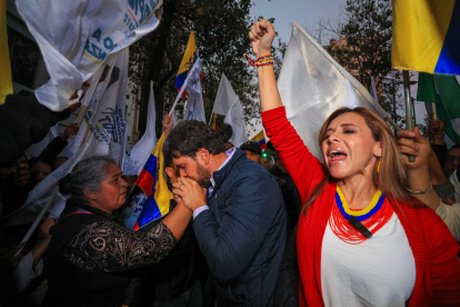 Fotografía de archivo del exlegionario y empresario especialista en seguridad Jan Topic (c) a su llegada este domingo, al Tribunal Contencioso Electoral (TCE) en Quito (Ecuador).