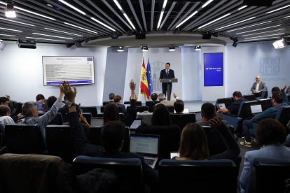 El presidente del Gobierno, Pedro Sánchez, comparece este lunes en rueda de prensa en el Palacio de la Moncloa.