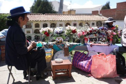 Mujeres participan durante la celebración de las "ñatitas" o cráneos humanos en el cementerio general