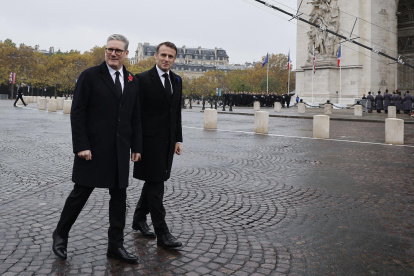 El primer ministro británico, Keir Starmer (i), y el presidente francés, Emmanuel Macron, pasan revista a las tropas durante la conmemoración del 106 aniversario del Armisticio de la Primera Guerra Mundial, en París.