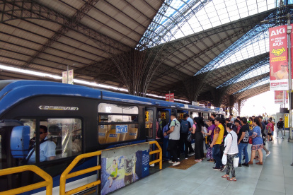 Las personas llegan hasta la terminal Río Daule para tomar un bus de la metrovía