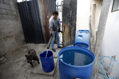 Desde mediados de septiembre, en el barrio La Paz, los moradores ya son afectados por cortes de agua. El líquido llega mediante estaciones de bombeo.