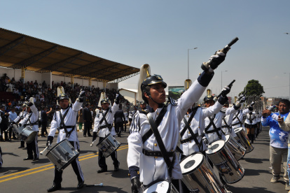 Estudiantes de 27 instituciones educativas rindieron homenaje a Latacunga.