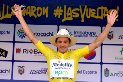 El festejo de Óscar Sevilla tras ganar la primera etapa de la Vuelta al Ecuador.